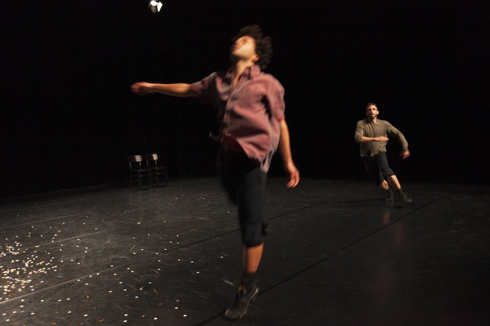 zwei Tänzer springen dynaischh nach vorne. Das Bild ist verschwommen, da sie so schnell sind. © Hitzigraphy